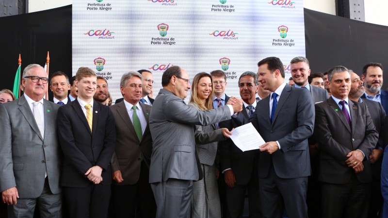 A prefeitura de Porto Alegre entregou a licença de instalação para a empresa Cais Mauá do Brasil