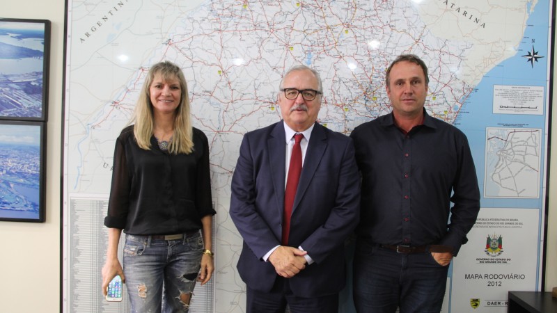 Prefeito e sua assessora de projetos com o secretário da pasta de Transportes, Pedro Westphalen