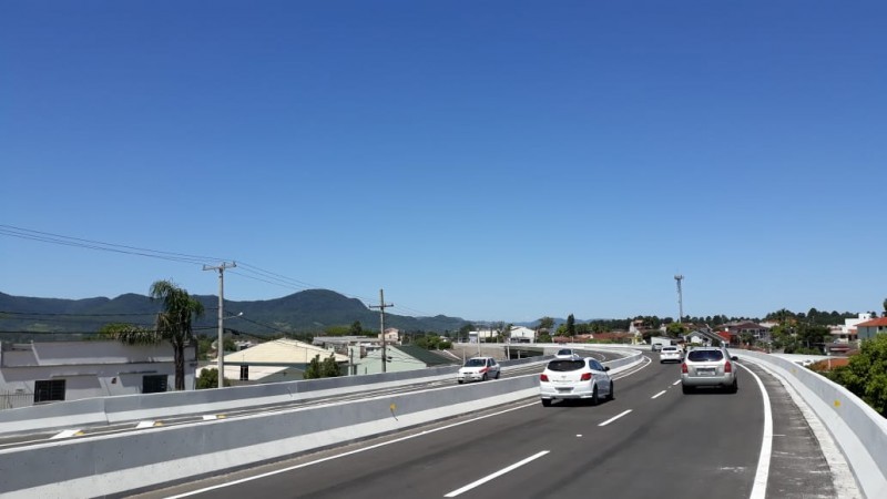 Viaduto passa sobre a Avenida Oswaldo Cruz
