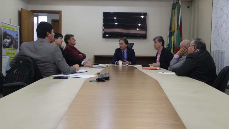 Secretário em audiência com o deputado estadual Edson Brum (MDB) e prefeitos de Arroio do Meio e Travesseiro