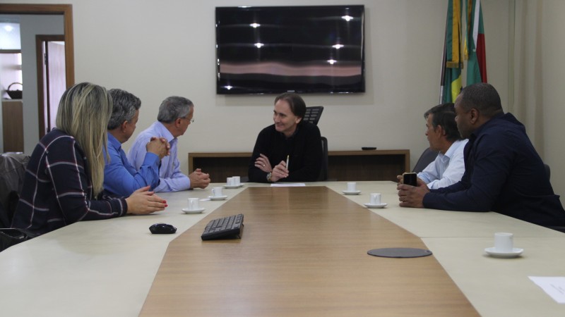 Secretário recebe deputado estadual Pedro Pereira (PSDB) e lideranças de Pedras Altas