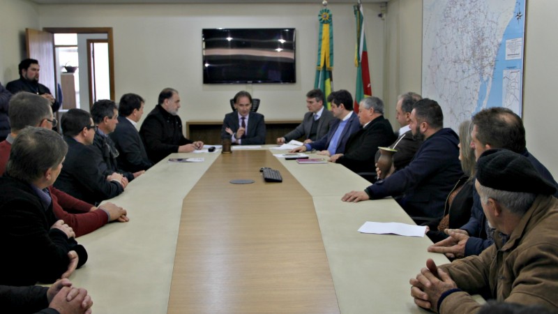 Secretário Costella durante audiência com comitivas de Antônio Prado e Nova Roma do Sul