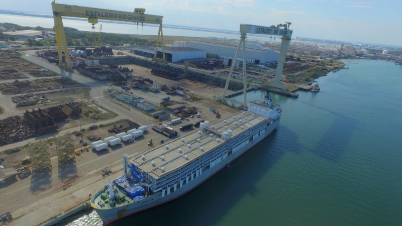 A imagem mostra a embarcação atracada no Porto de Rio Grande.