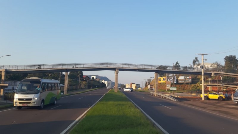 A foto mostra a passarela para pedestres na ERS-239, em Sapiranga