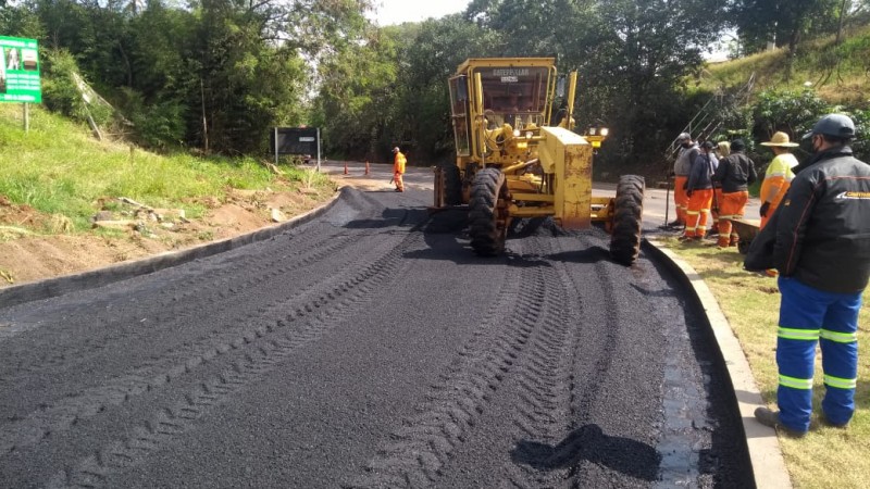 A imagem mostra obras do trevo da ERS-591 com a BR-386 em obras de pavimentação, em Frederico Westphalen.