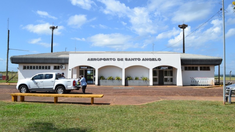 A imagem mostra a fachada do Aeroporto Sepé Tiaraju, em Santo Ângelo.