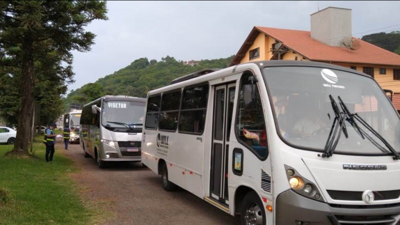 A foto mostra micro-ônibus estacionados durante uma ação de fiscalização do Daer em rodovias.