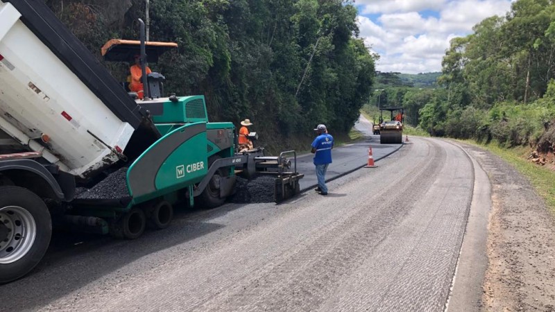 Foto mostra frentes de trabalho em atividades de renovação de pavimento da ERS-122, na Serra.