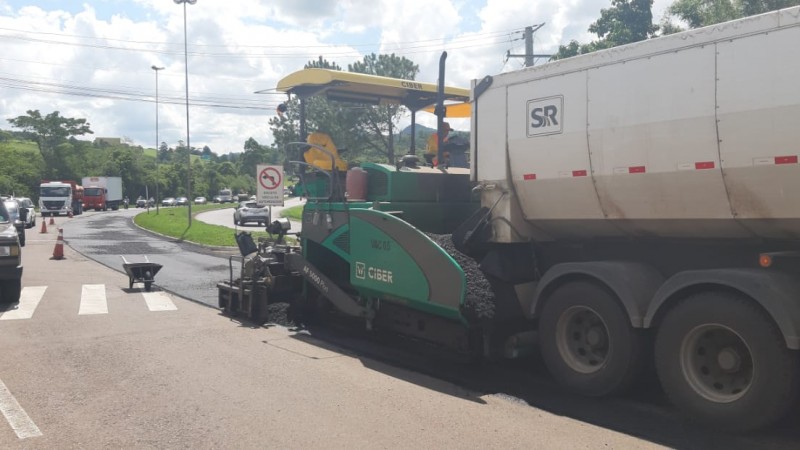 A imagem mostra uma equipe realizando servi&ccedil;os de manuten&ccedil;&atilde;o no pavimento da ERS-239.