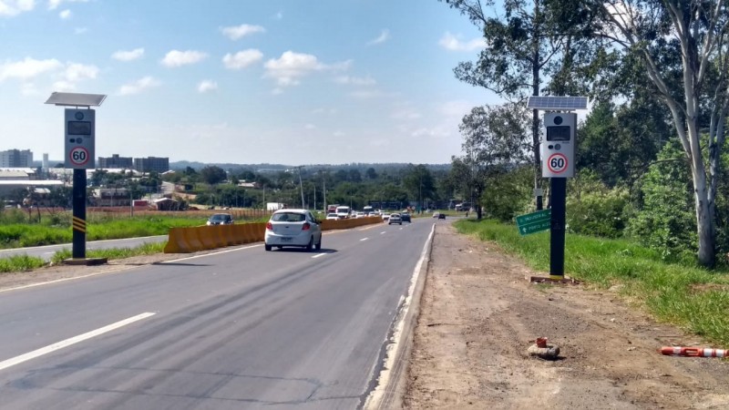 A foto mostra as lombadas eletrônicas instaladas na ERS-118