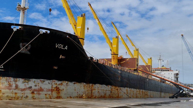 A foto mostra o Navio MV Vola atracado no cais público do Porto do Rio Grande.