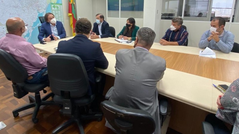 A foto mostra o secretário Juvir Costella em reunião com lideranças da região da Campanha, na Secretaria de Logística e Transportes