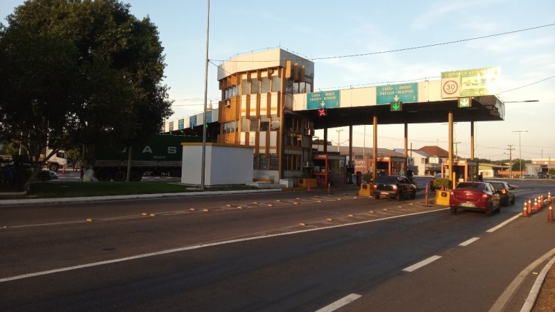 A foto mostra a praça de pedágio da EGR em Portão.