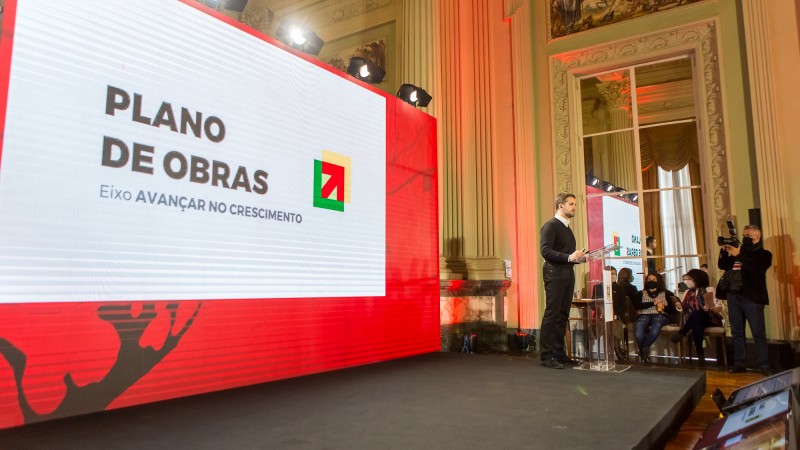 A foto mostra o governador Eduardo Leite durante o anúncio do Plano de Obras 2021-2022.