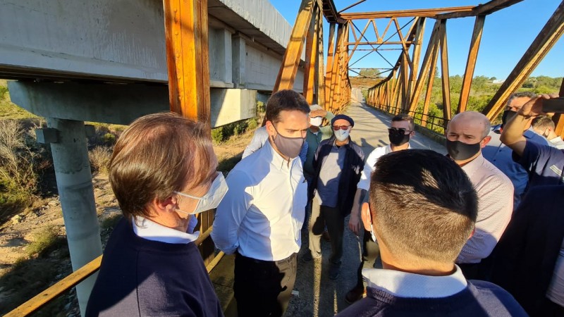 A foto mostra o governador Eduardo Leite e o secretário Juvir Costella durante vistoria na nova Ponte do Costa, em Piratini