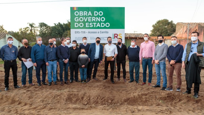 A foto mostra o governador Eduardo Leite, o secretário Juvir Costella e autoridades posando em frente à placa da obra do acesso municipal a Cerrito, na ERS-706