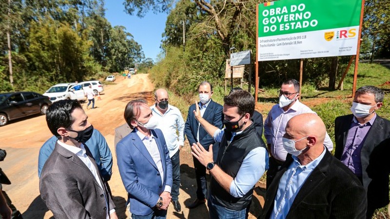 A foto mostra o governador Eduardo Leite, o secretário Juvir Costella, o diretor-geral do Daer Luciano Faustino e demais autoridades na ERS-118, em Viamão.