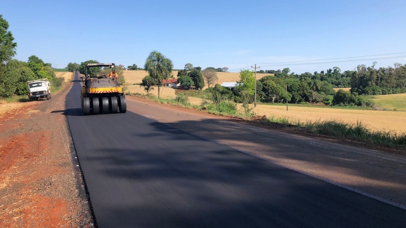 A foto mostra obras de recuperação do asfalto na rodovia ERS-342.