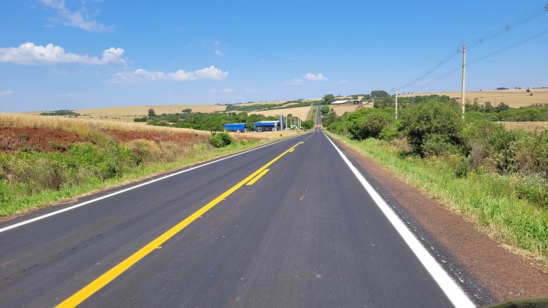 A foto mostra a rodovia ERS-218, no Noroeste do Rio Grande do Sul, com asfalto e pintura renovados.