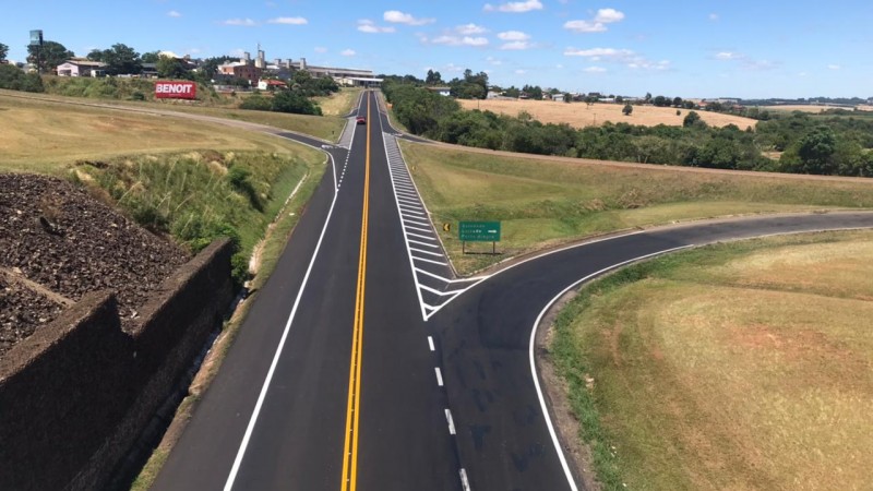 A foto mostra um trecho da rodovia ERS-223, com asfalto e sinalização renovados