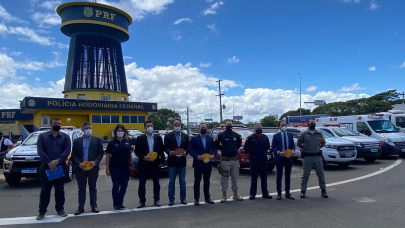 A foto mostra autoridades rodoviárias posando em frente ao posto da Polícia Rodoviária Federal, na Freeway, em Porto Alegre