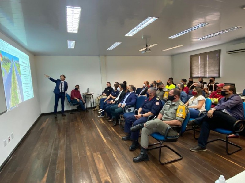 A foto mostra o secretário de Logística e Transportes do Estado, Juvir Costella, palestrando para autoridades rodoviárias em encontro na Polícia Rodoviária Federal.
