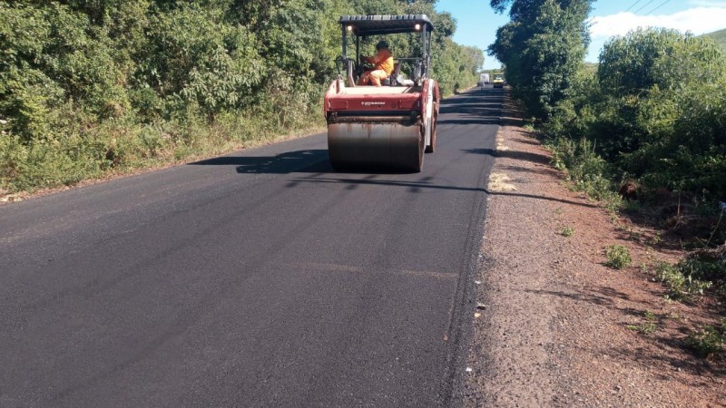 A foto mostra um rolo compressor andando no trecho recapeado da ERS-434, em David Canabarro