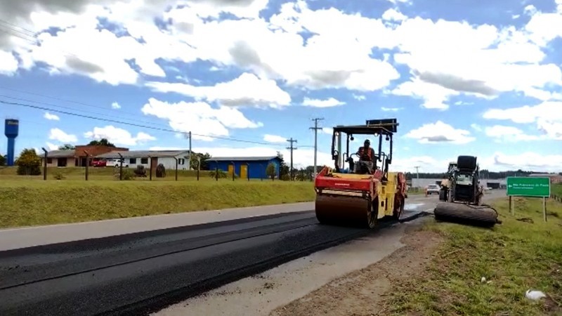 Imagem mostra a máquina realizando a compactação do novo asfalto.