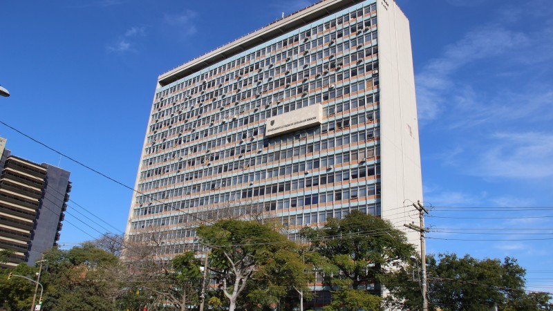 A foto mostra a fachada do edifício-sede do Daer, em Porto Alegre