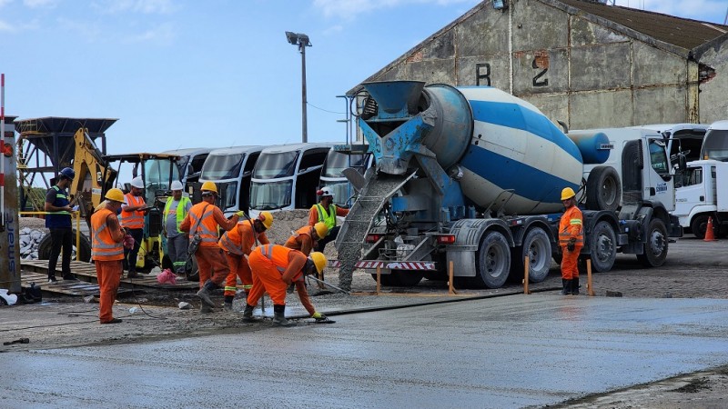 Trabalhadores operam máquina de concretagem no Porto do Rio Grande