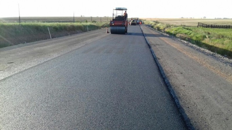 Máquinas colocam asfalto em pista.