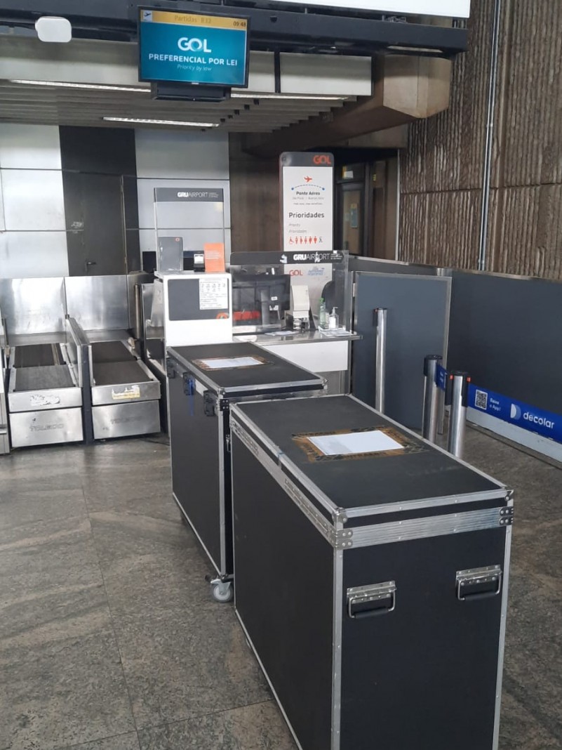 Equipamentos acomodados em caixas metálica são mantidos em área de embarque da empresa Gol