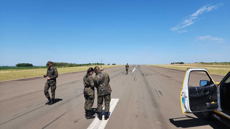 Soldados da Aeronáutica realizam trabalho de medição na pista do aeroporto de Santo Ângelo