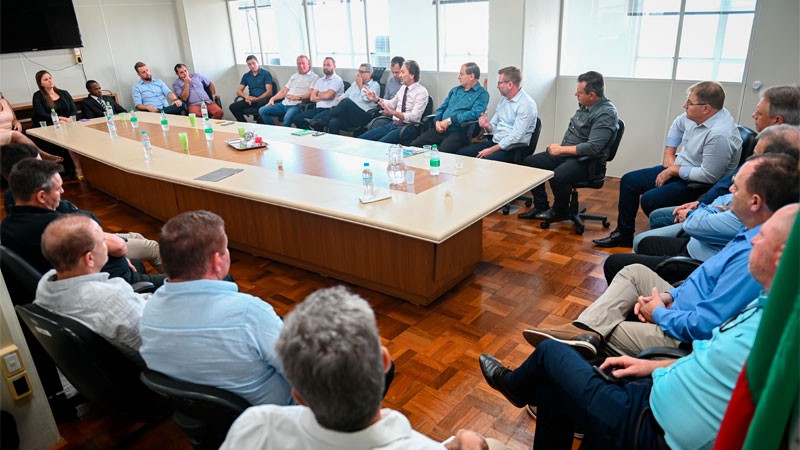 Secretário Costella e lideranças municipais do Vale do Taquari discutem demandas em volta de uma mesa retangular.