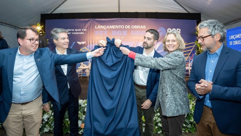 Governador Eduardo Leite é um homem branco, de cabelos escuros, usa terno azul.