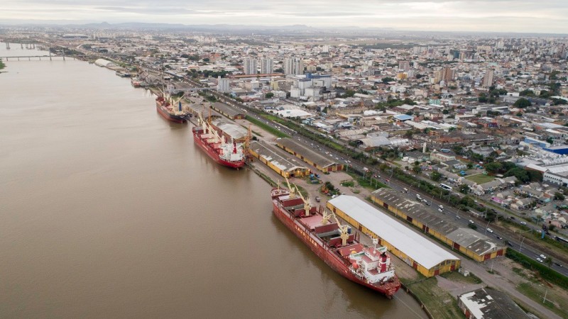 Imagem mostra três navios atracados em cais no Porto de Porto Alegre 