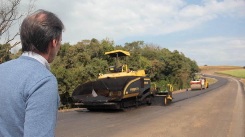 Na foto, Juvir Costella é um homem branco, cabelos escuros, vistoriando uma obra em uma estrada.