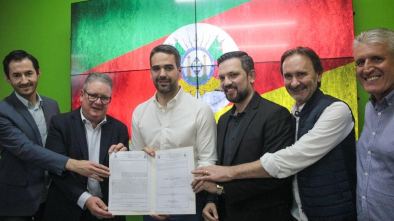Na foto, governador Eduardo Leite, secretário Juvir Costella e representantes de Esteio mostram convênio assinado