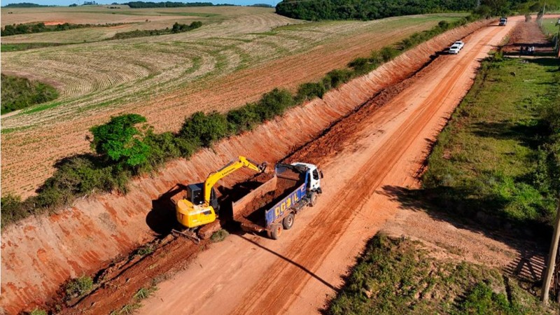Na foto, máquinas trabalham nas obras do acesso a Amaral Ferrador