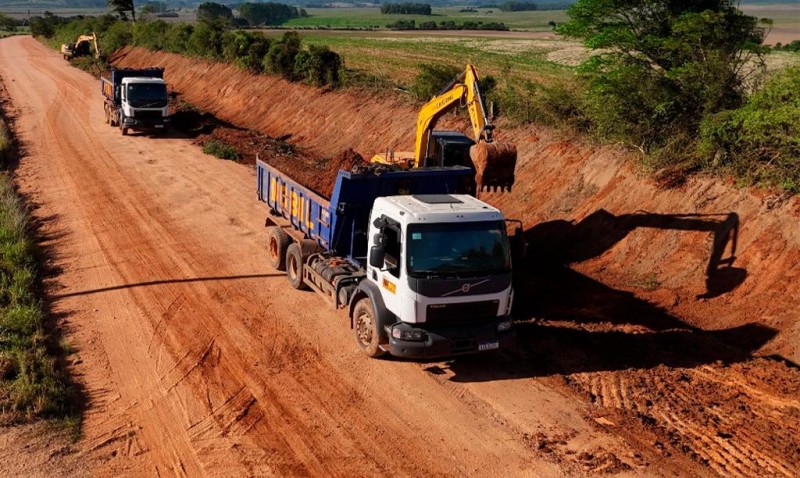 Na foto, máquinas trabalham nas obras de acesso a Amaral Ferrador.