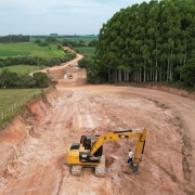 Máquina trabalha na pavimentação de estrada de terra em Amaral Ferrador