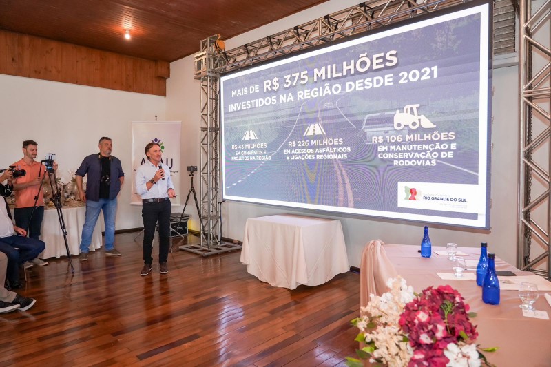 Na foto, Costella fala ao microfone