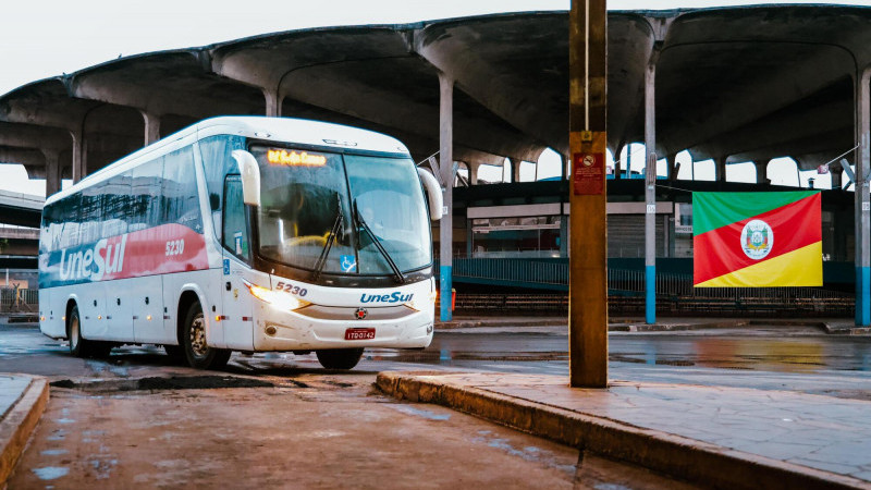 Na foto, primeiro ônibus que saiu da Estação Rodoviária, que foi reaberta.
