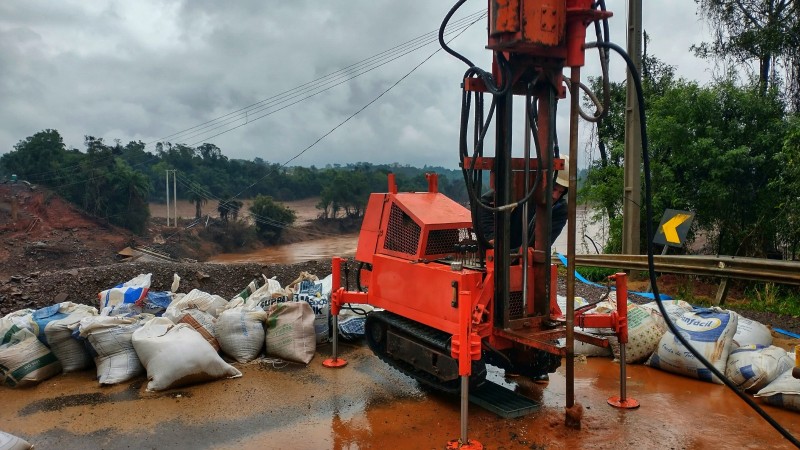 Na foto, máquinas trabalhando na obra da ponte entre Arroio do Meio e Lajeado