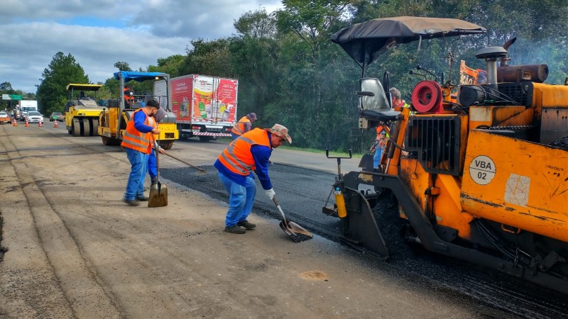 Na foto, trabalhadores em obras em rodovias.