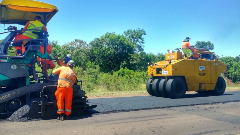 Na foto, trabalhadores em rodovias.