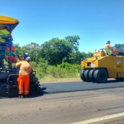 Na foto, trabalhadores em rodovias.