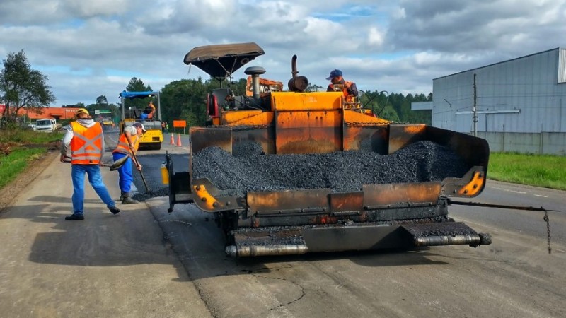 Na foto, frente de trabalho em rodovia estadual. 