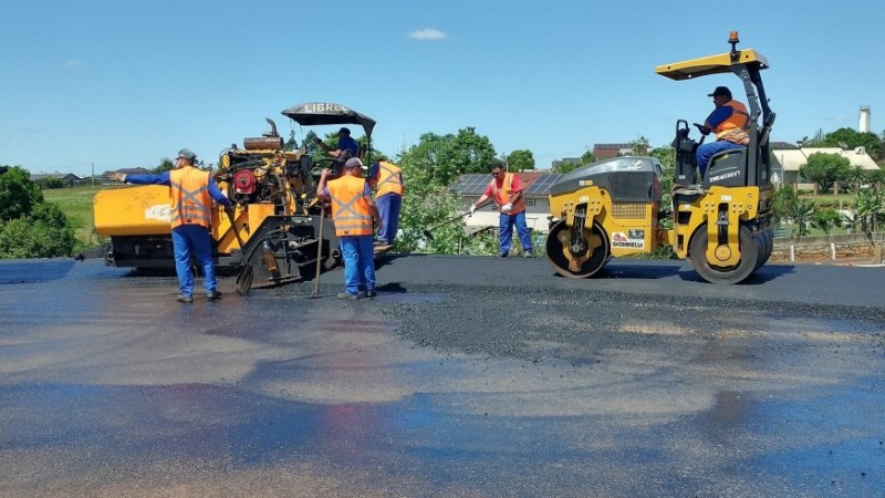 Na foto, obras em rodovias