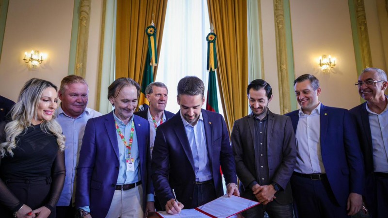 Na foto, governador Eduardo Leite, secretários e prefeitos.